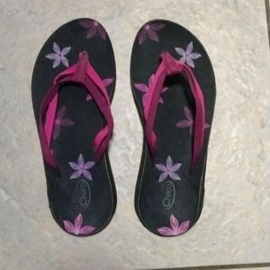 Chaco 🩴 sandals sz 6 W color black with magenta floral in excellent condition